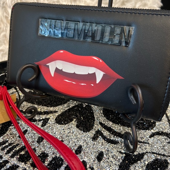 🖤👄🧛‍♀️-NWT STEVE MADDEN VAMPIRE LIP ZIP WALLET/ WRISTLET🖤🧛‍♀️👄 - Picture 3 of 9